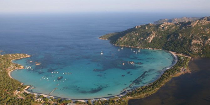 Vue aérienne de la baie de Santa Giulia
