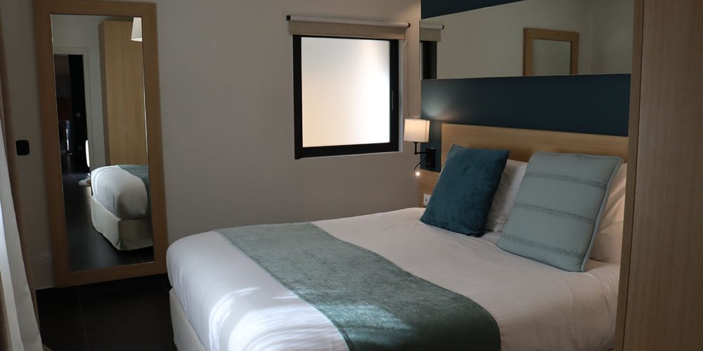 Chambre lit double lodge beach house Santa Giulia