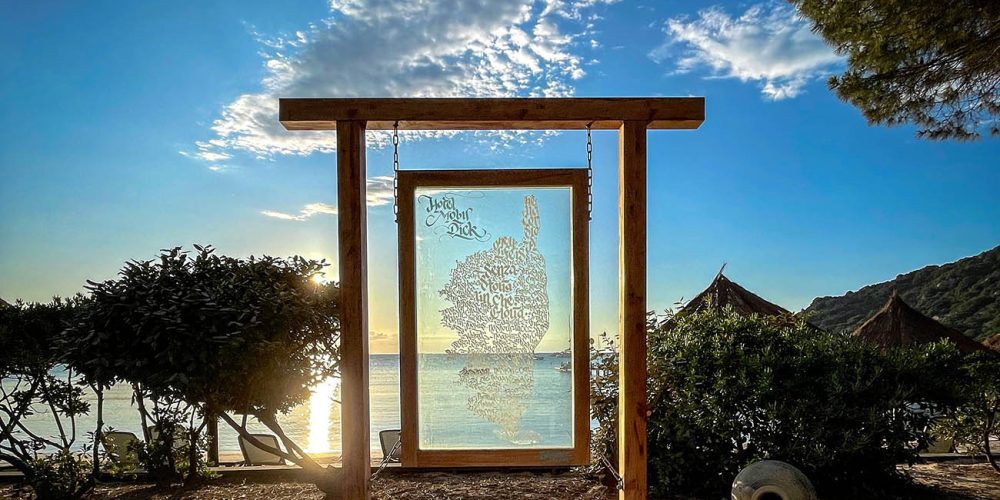 Oeuvre d'art plage hôtel Moby Dick