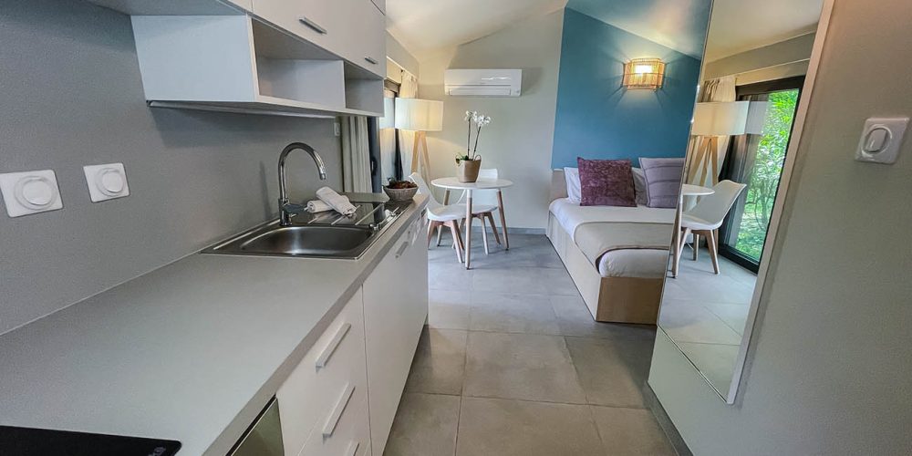 Kitchenette et chambre pavillons Moby Dick à Santa Giulia