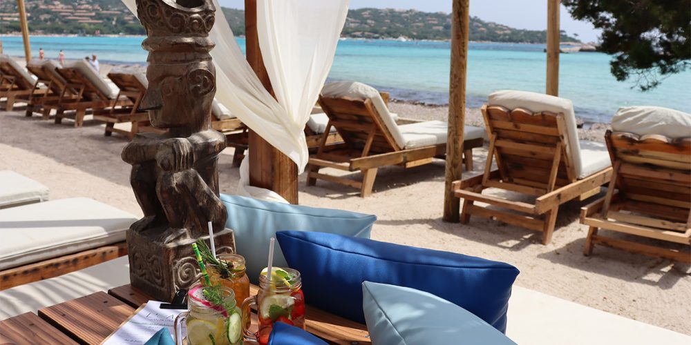 Daybed et boissons Oasis Plage de Santa Giulia