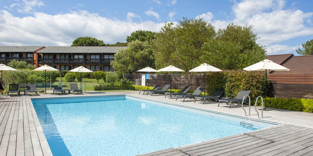Piscine et transat hotel Castell'Verde