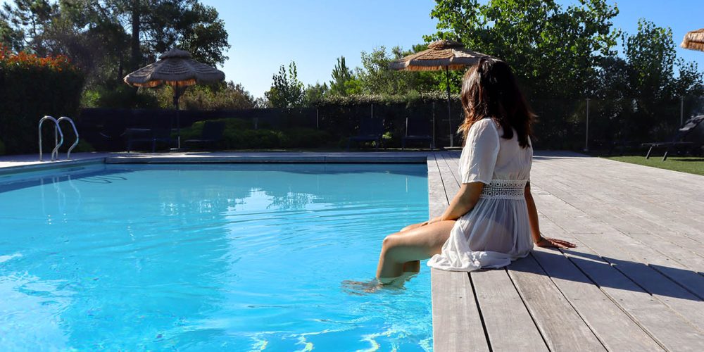 Femme au bord de la piscine Hotel Castell'Verde