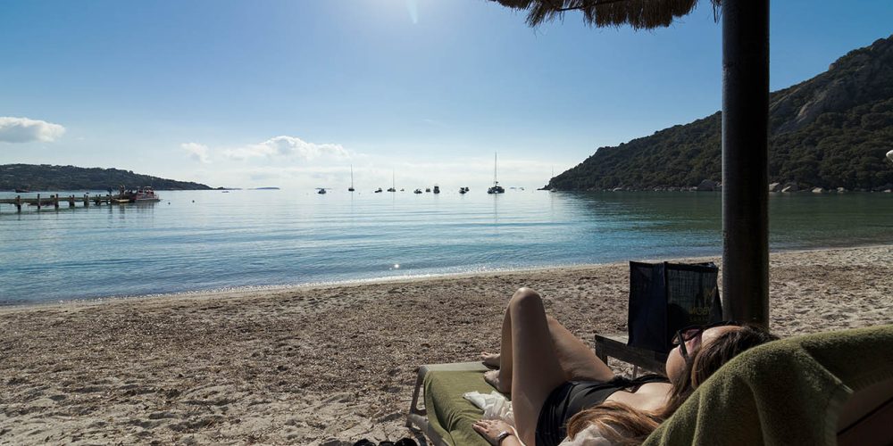 Bronzage sur un transat de la Ginguette Moby Dick