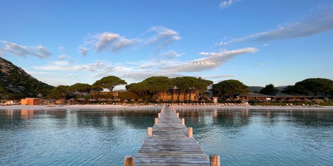 Plage Santa Giulia ponton Hôtel Moby Dick
