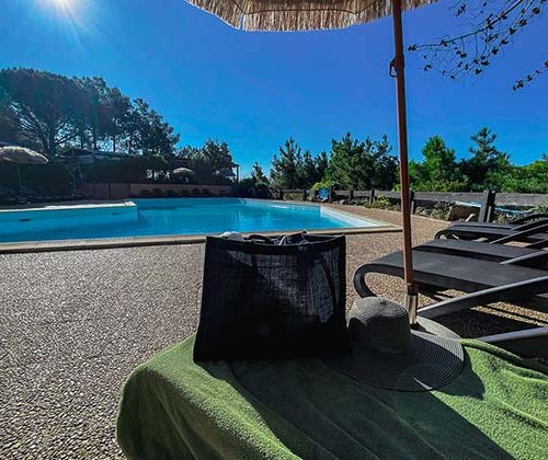 Piscine et transat résidence Castell'Verde