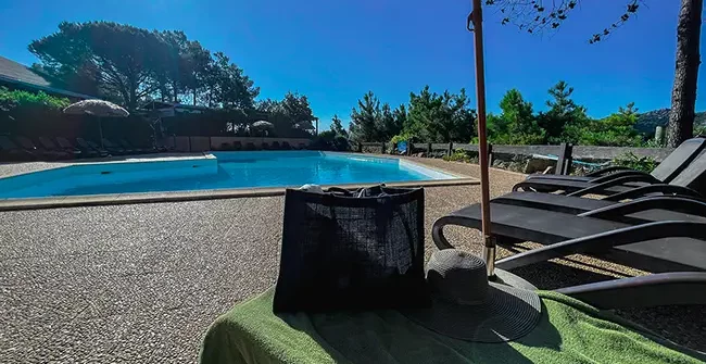 Piscine et transat résidence Castell'Verde