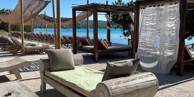 L'Oasis Santa Giulia Porto Vecchio Bar Restaurant transats