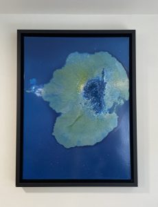 Oeuvre de Zevs dans le hall de l’Hôtel Moby Dick