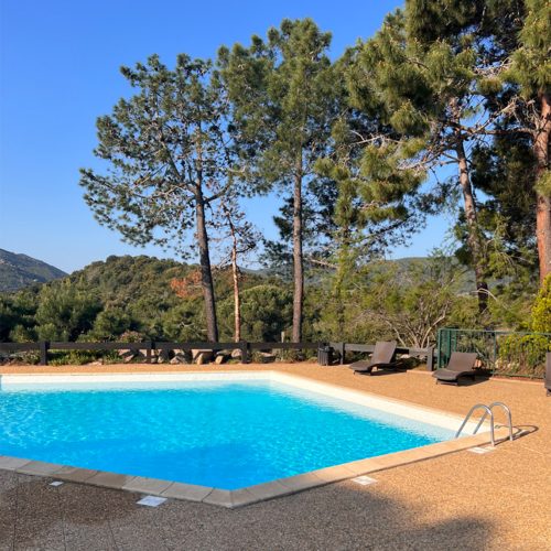 Piscine de la résidence Castell'Verde avec vue sur Santa Giulia