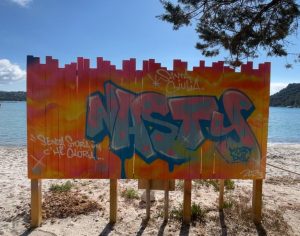 Œuvre de Nasty plage de Santa Giulia